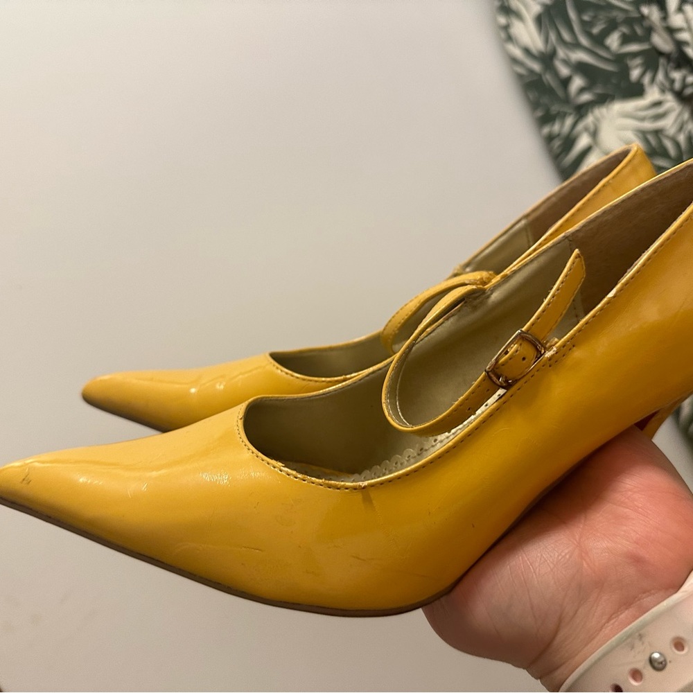 Yellow pointed toe heels
